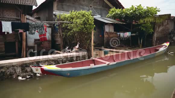 印度尼西亚河边的村庄房屋视频的预览图