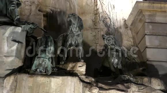 喷泉中猎人的雕塑照明夜灯视频的预览图