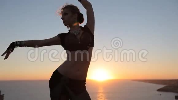婀娜多姿的女孩在夕阳下翩翩起舞视频的预览图