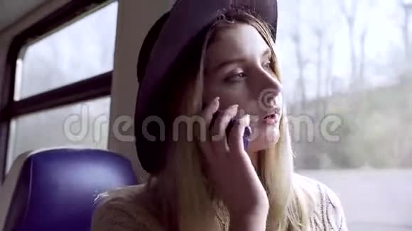 在火车旅行中和妈妈聊天的少女视频的预览图
