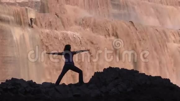 在大瀑布练习瑜伽视频的预览图