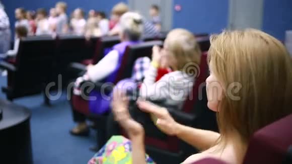 坐在剧院演讲的女人学校假期视频的预览图