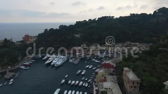 意大利波托菲诺市海岸夏季白天的鸟瞰图视频的预览图