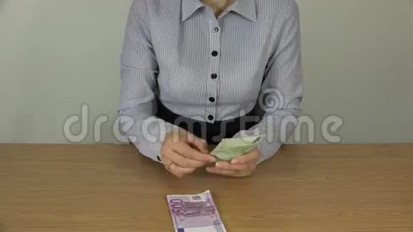 女性办公室女性手数欧元钞票在桌上4K视频的预览图
