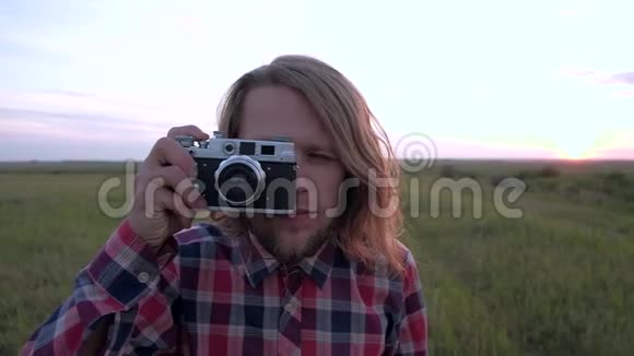 摄影师用复古相机拍照视频的预览图