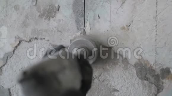 用圆形施工冠钻混凝土工人用打孔器钻墙慢速视频视频的预览图