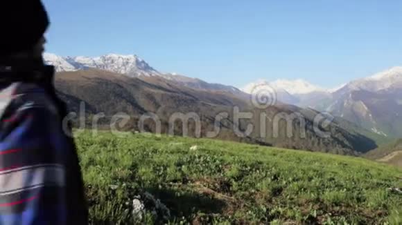 摄影师走在山上的风景背景视频的预览图
