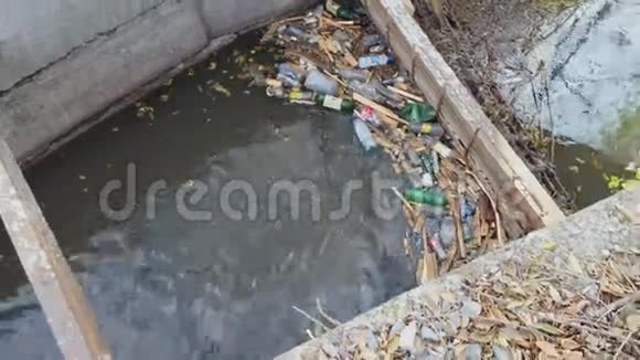 塑料瓶和其他垃圾污染了水环境视频的预览图