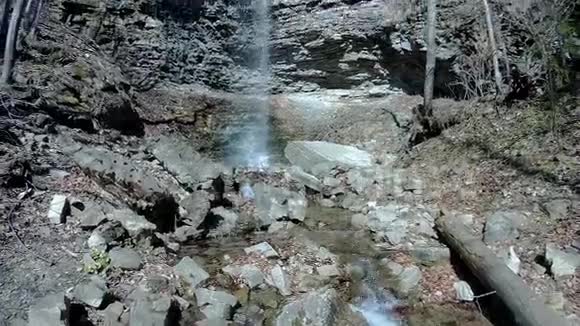 小溪上的瀑布水滴瀑布视频的预览图