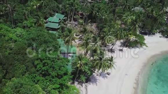 泰国热带岛屿科陶有绿松石水湾和白色沙滩高空俯视图视频的预览图