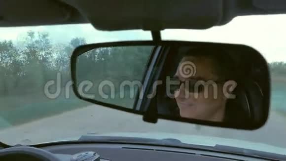 车镜中驾驶员的反光慢镜头视频视频的预览图