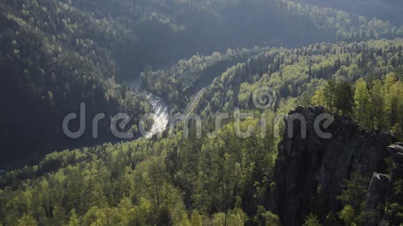 从山顶到河的美丽景色令人惊叹的景观视频的预览图