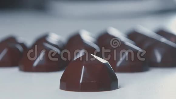 切好的巧克力糖切糖充满巧克力视频的预览图