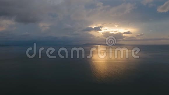 美丽的日落过海鸟瞰卡坦多安视频的预览图