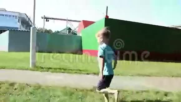 男孩赤脚在草地上奔跑视频的预览图