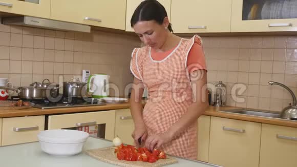 女人在木板上切蔬菜视频的预览图