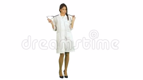 有趣的女护士在白色背景下玩听诊器视频的预览图