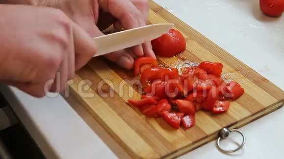 在切割板上切下的西红柿视频的预览图