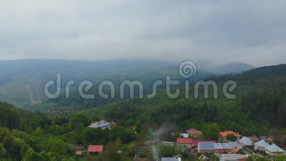 山晨一雾上山水全景视频的预览图