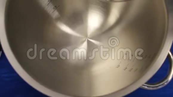 金属甜点碗顶景铝制烹饪专业厨房餐具视频的预览图