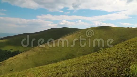 美丽的山峦中的云和绿色的杨梅树丛视频的预览图