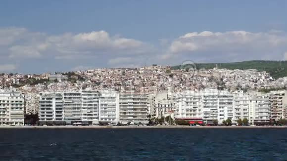 从船上移动到海边的城市景色视频的预览图
