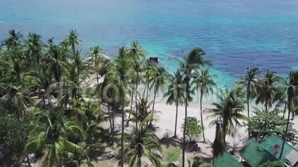 热带岛屿科涛与水晶清澈泻湖水和白色桑迪海滩在泰国高空俯视图视频的预览图