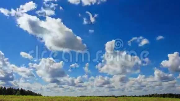蓝色夏季云天计时4KUHD视频的预览图