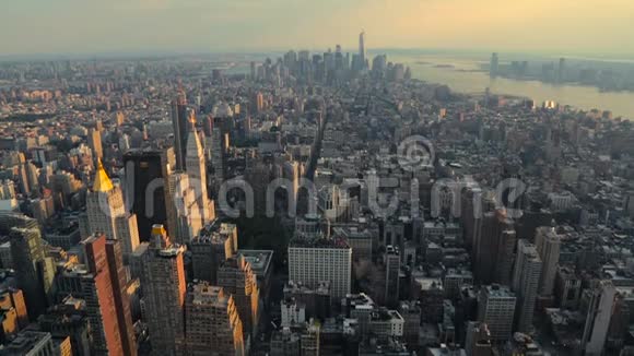 日落时从最高角度观看曼哈顿视频的预览图