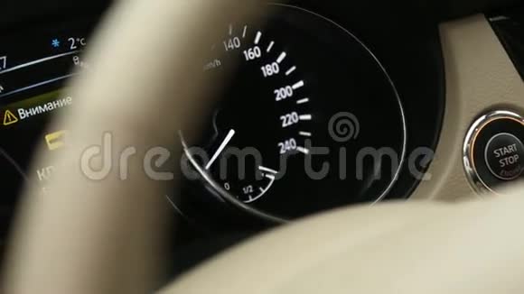内部车方向盘和前仪表板特写速度计视频的预览图