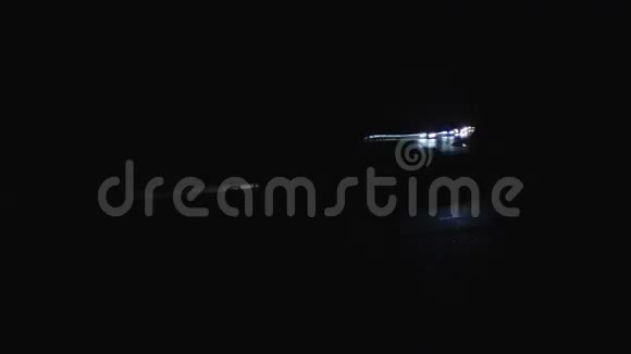夜间道路上明亮的汽车线路视频的预览图