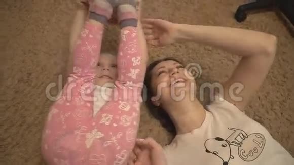 母亲和女儿在沙发上玩耍地毯上的恶霸视频的预览图