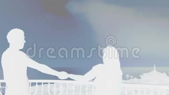 大海之吻阳台上一对恩爱夫妻的剪影蓝色视频的预览图