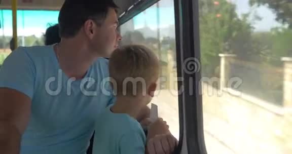 父亲和小儿子乘公共汽车旅行视频的预览图