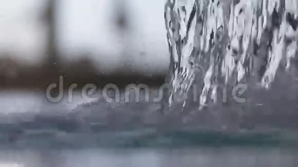 水疗瀑布喷射游泳池水视频的预览图