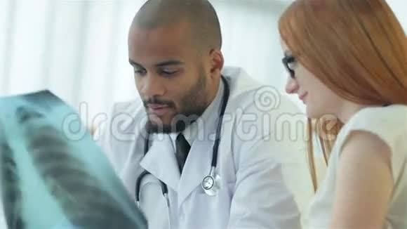 微笑医生坐着和病人说话视频的预览图