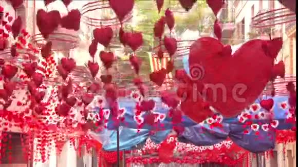 红心在巴塞罗那Gracia区的街道上悬挂和移动视频的预览图