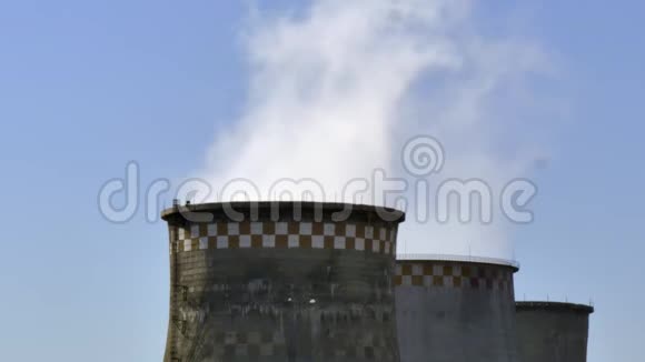 工厂管道的烟囱烟雾视频的预览图