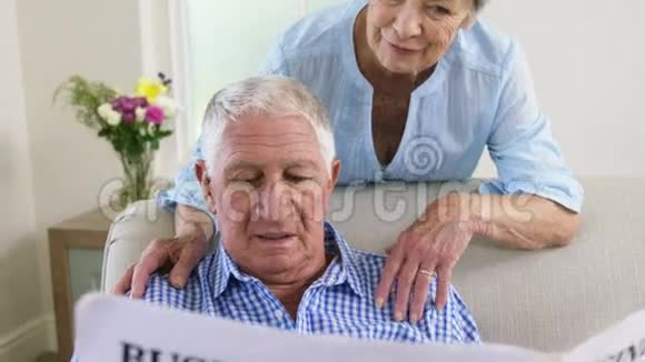 一对老夫妇正在看书视频的预览图