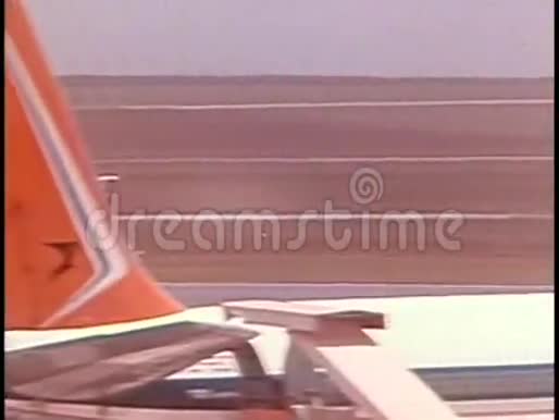 从机场起飞的小型飞机视频的预览图