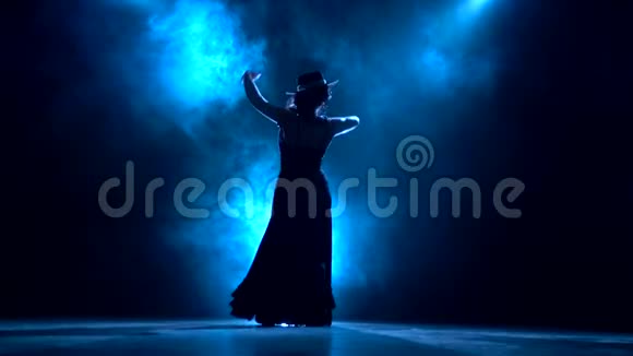 参加阿根廷弗拉门戈燃烧舞的女孩从后面发光烟雾背景剪影视频的预览图