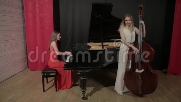两个女孩在演奏乐器钢琴和双低音视频的预览图