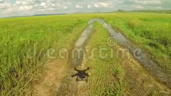 飞机在哈萨克斯坦草原的草地上降落视频的预览图