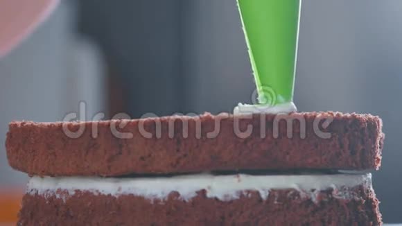 两块蛋糕在糖果店做蛋糕的过程视频的预览图