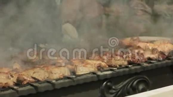 户外烤架上烤串烹饪视频的预览图