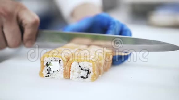 厨师在餐馆切寿司视频的预览图