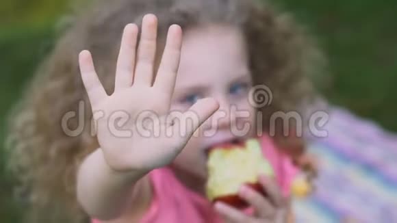 在户外吃苹果的小女孩视频的预览图