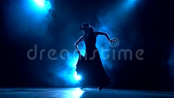 参加阿根廷弗拉门戈燃烧舞的舞者从后面发光烟雾背景剪影视频的预览图