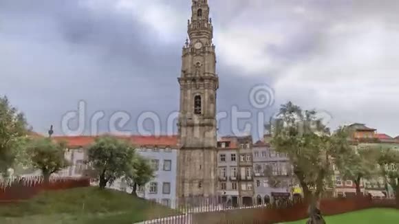 多云蓝色的克莱里戈斯教堂钟楼视频的预览图