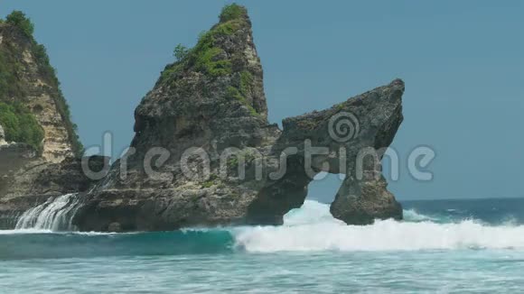 印度尼西亚努沙佩尼达岛Atuh海滩的巨浪撞击岩石视频的预览图